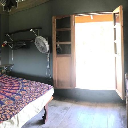 La Casa Naranja Hotel Brig Bay Ngoại thất bức ảnh